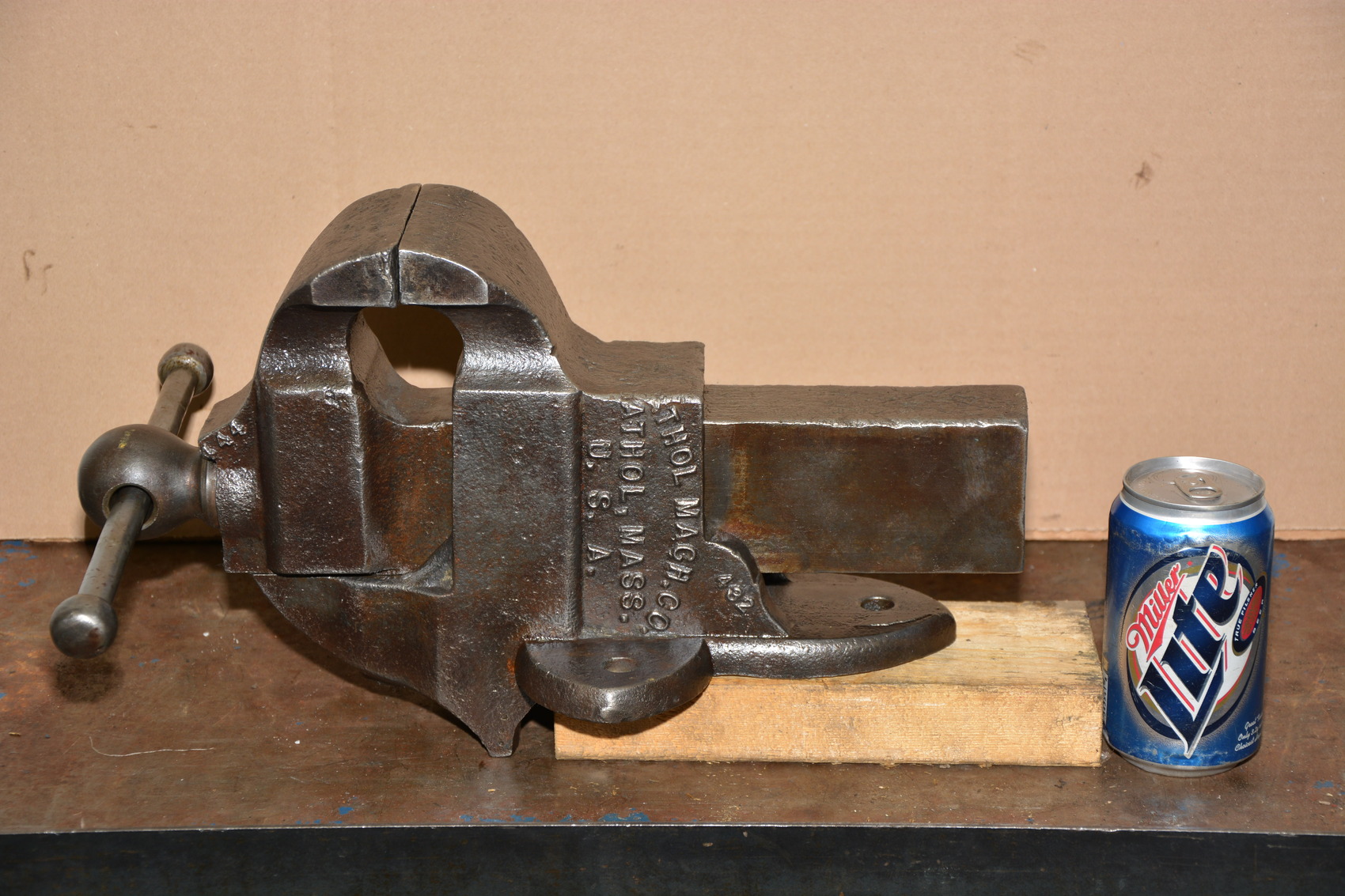 125100001.jpg of Antique Classic Athol Machine Co Cast Iron Bench Vise