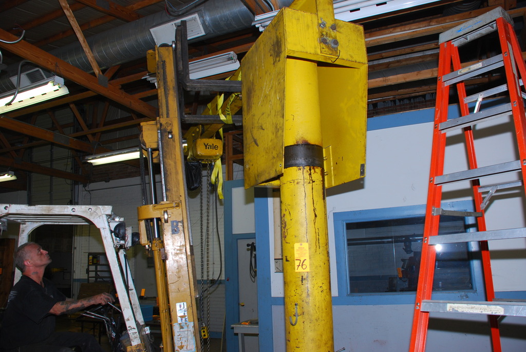 JibCrane0003.jpg of 2,000 LBS JIB CRANE WITH 2 TON YALE HOIST, WOW gantry