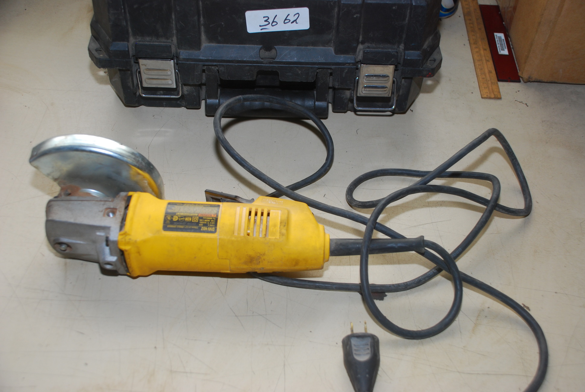 USED, DeWALT DW402 HeavyDuty 41/2" (115mm) Small Angle Grinder INV